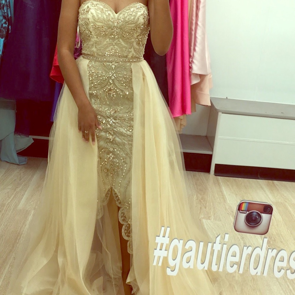 Selling a custom Tarik Ediz prom dress, size 6